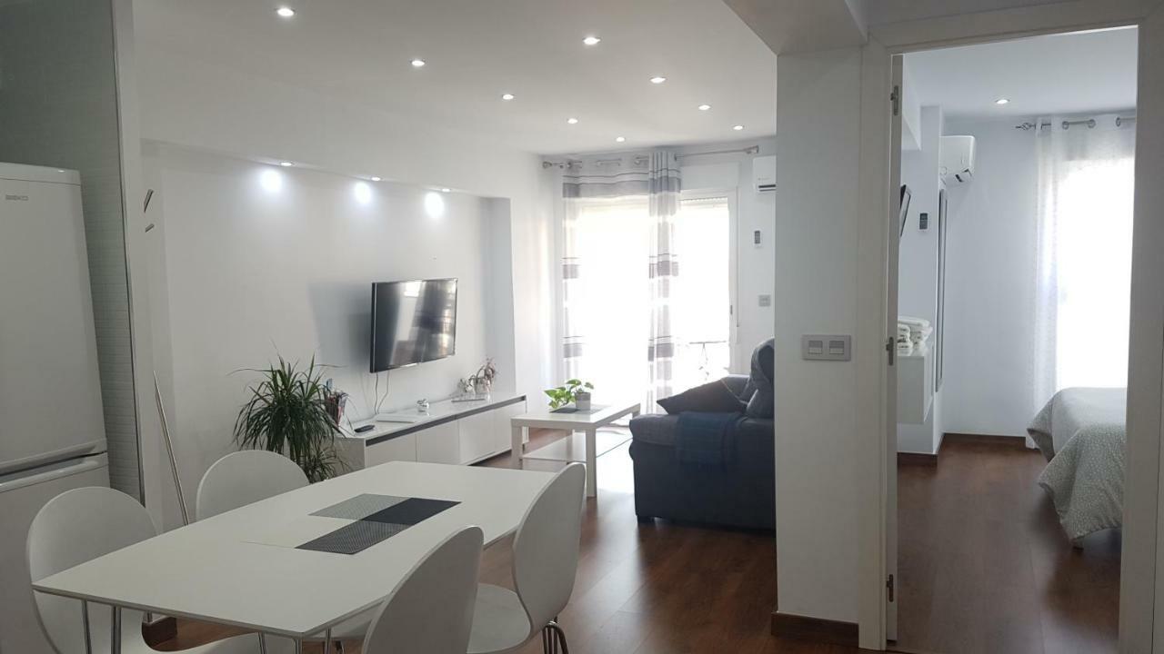 Aries Flat Apartment เบนัลมาเดนา ภายนอก รูปภาพ
